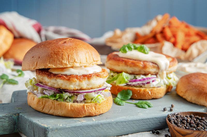 Lettvint fiskeburger med søtpotetfries