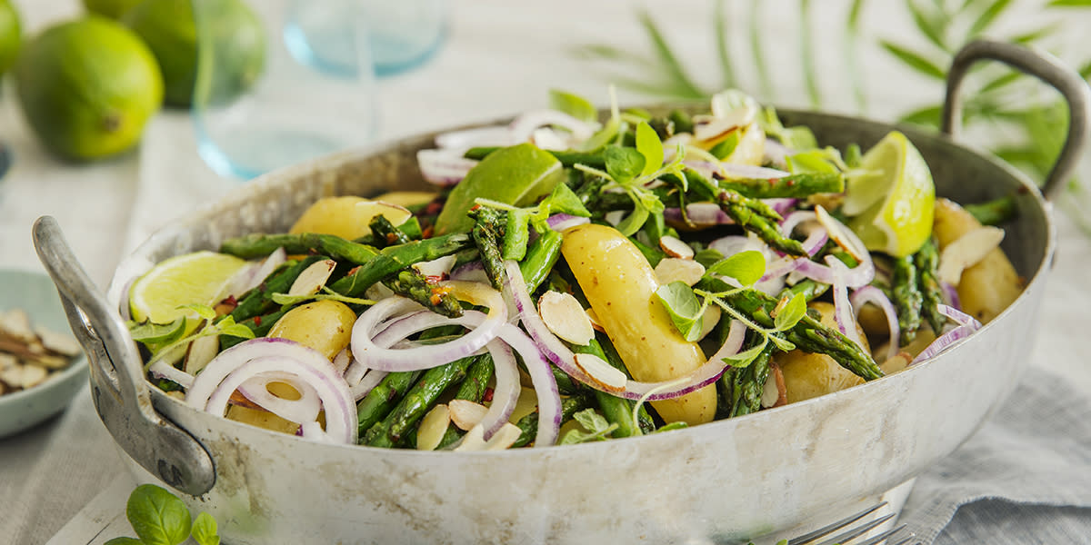 Bakt potetsalat med mandler, asparges og lime