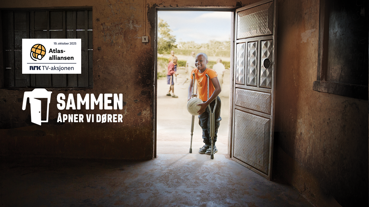 Gutt med krykker og fotball i døråpning, med teksten "SAMMEN ÅPNER VI DØRER" for NRK TV-aksjonen og Atlas-alliansen.