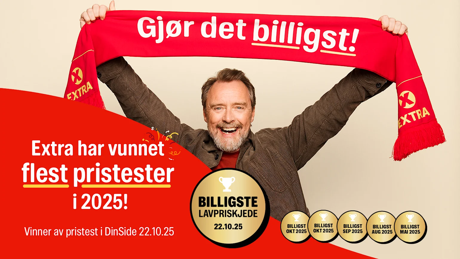Person holder rødt Extra-skjerf med teksten "Gjør det billigst!" over hodet. Reklame for "Billigste lavpriskjede".