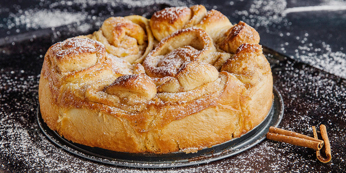 Kanelbollekake med eple og marsipan