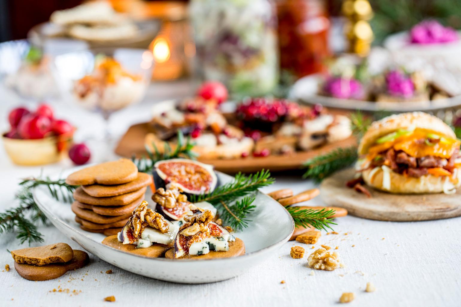 6 enkle retter til julefesten laget av Coop Mega- teamet; pepperkaker med blåmuggost, pinnekjøttsliders, leverposteimousse på brød, multekrem og sylte på knekkebrød.