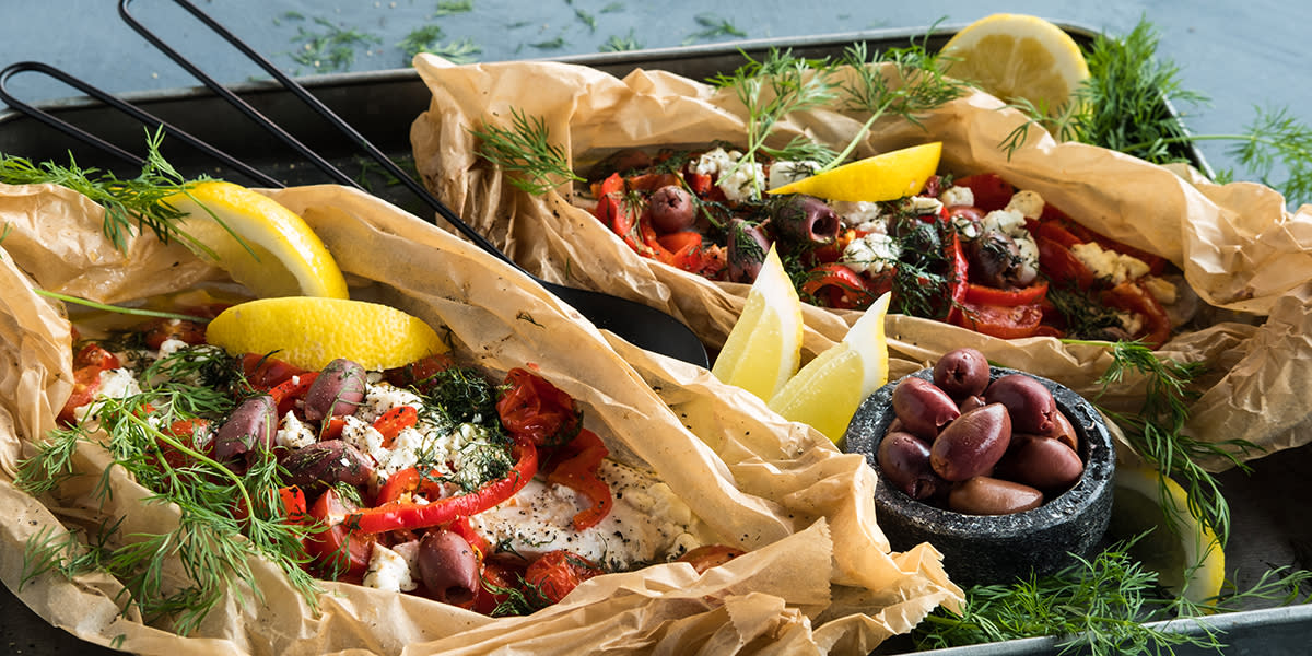 Gresk fiskepakke med oliven og fetaost