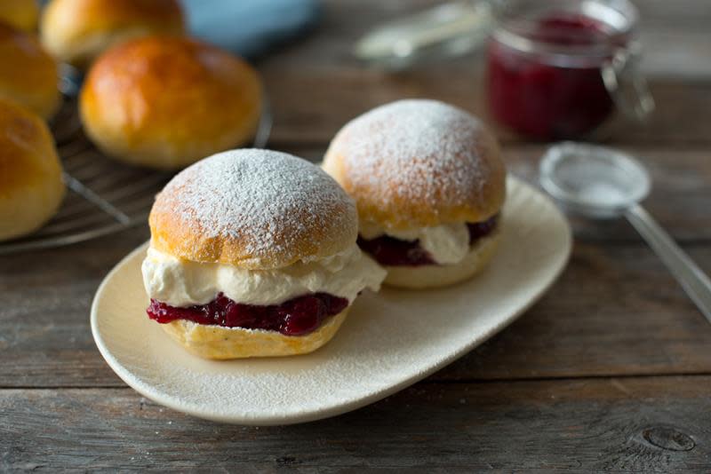 Fastelavnsboller med krem og syltetøy