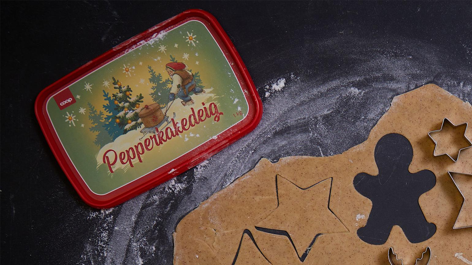 Coop pepperkakedeig ved siden av en utkjevlet deig utskåret med forskjellige pepperkakeformer.
