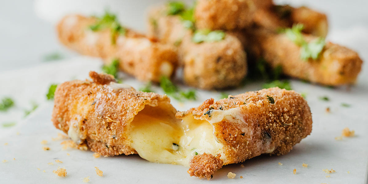 Friterte mozzarella-sticks med hot tomatdipp