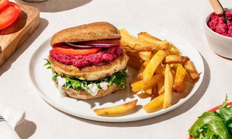 Fiskeburger med rødbetehummus og sprøstekte poteter