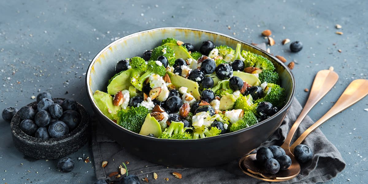 Mettende salat med brokkoli, fetaost og blåbær