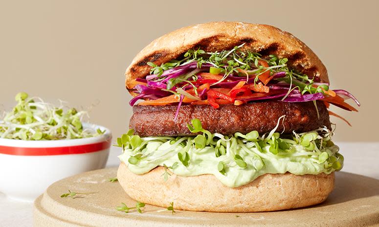 Juicy vegetarburger med rødkålslaw