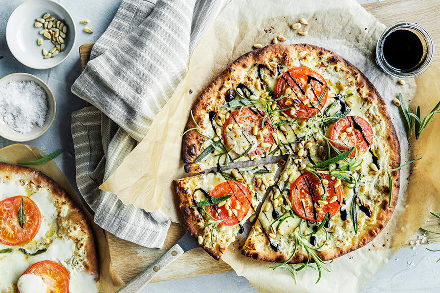 Lag knasende sprø pizza på grillen i sommer