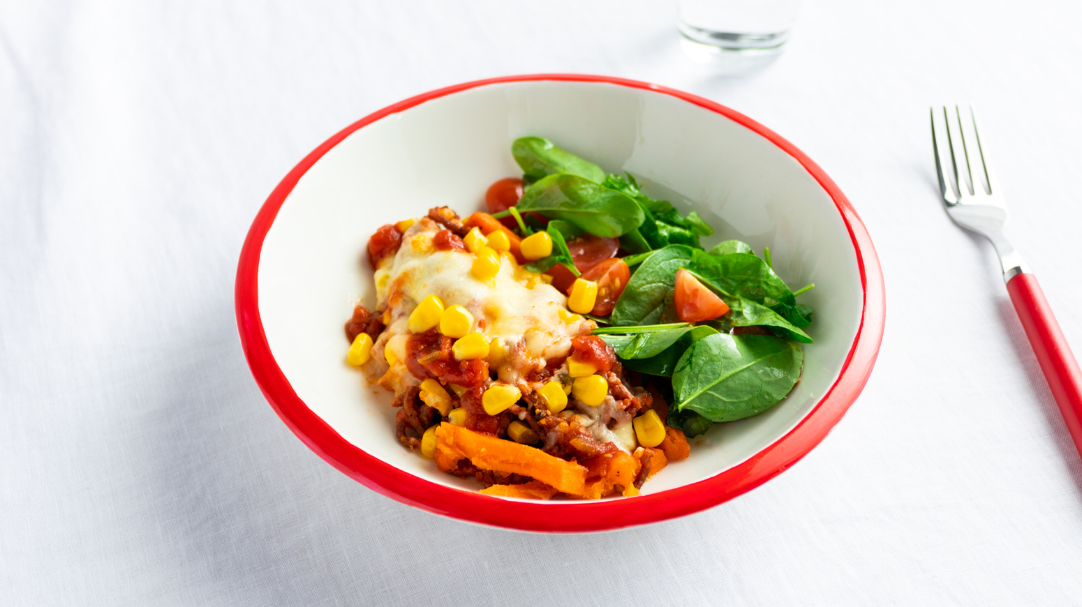 Ovnsbakte søtpotetfries med vegandeig og ostesaus