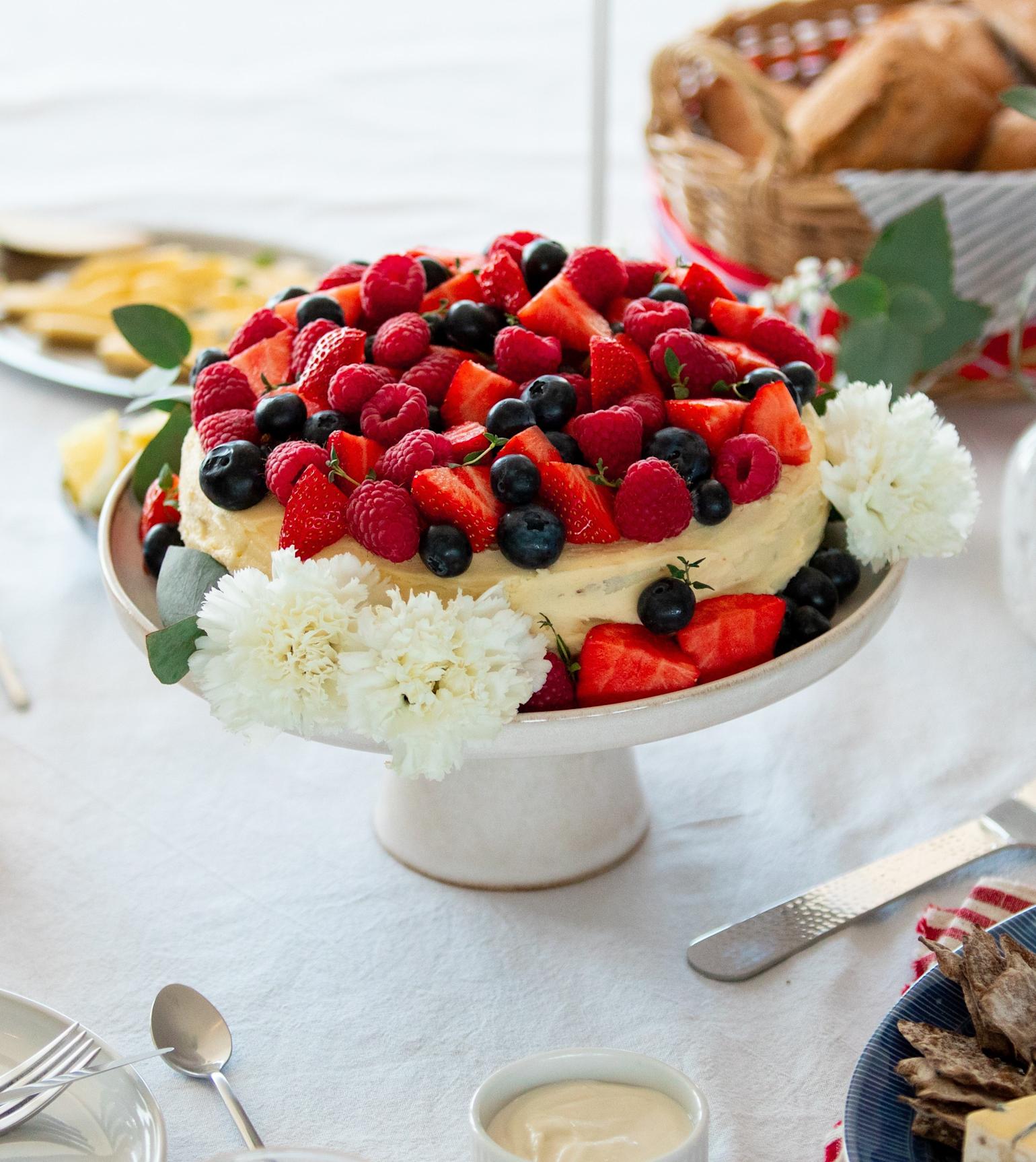 17. mai bløtkake på et festdekket frokostbord,