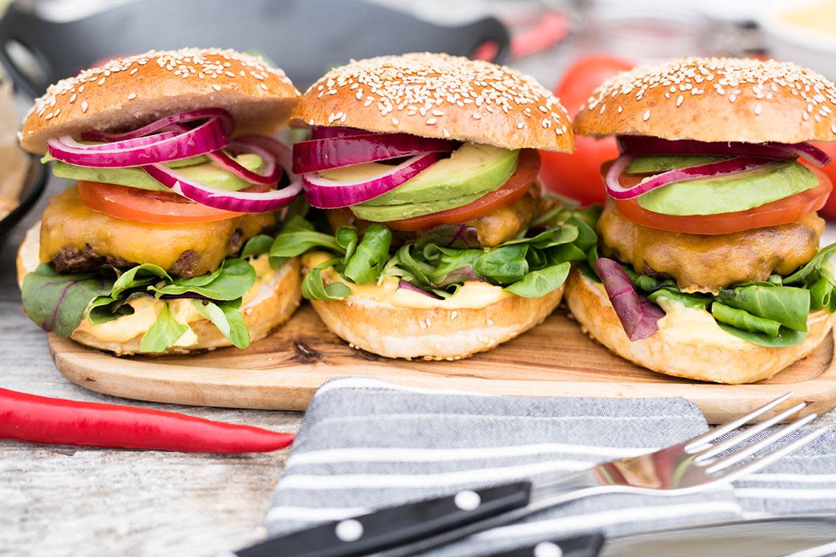 Hjemmelaget hamburger med luftige burgerbrød