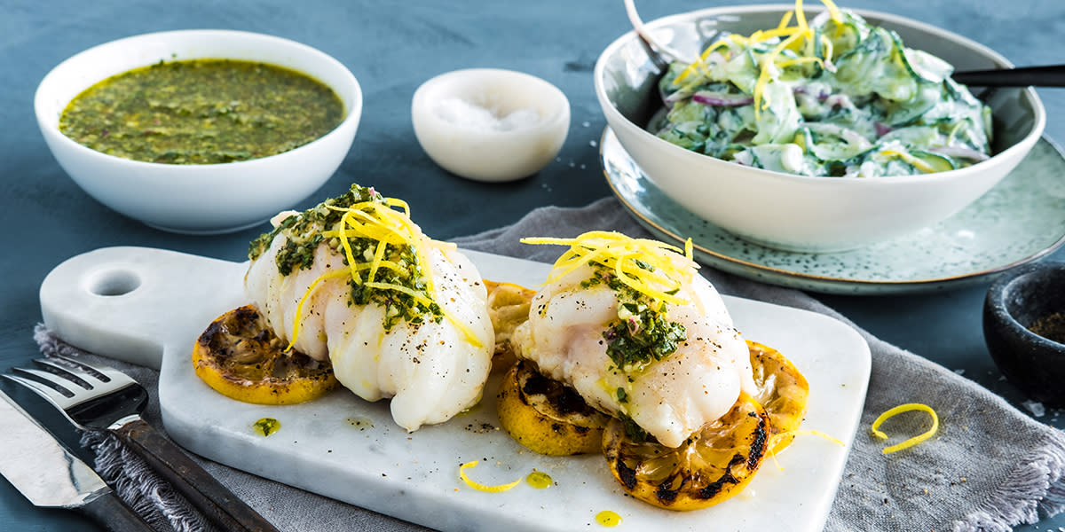 Breiflabb på grillen med kremete agurksalat og chimichurri