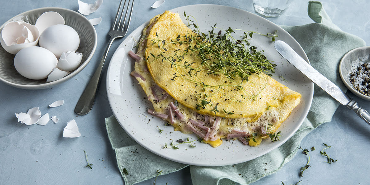 Luftig fransk omelett med ost og skinke