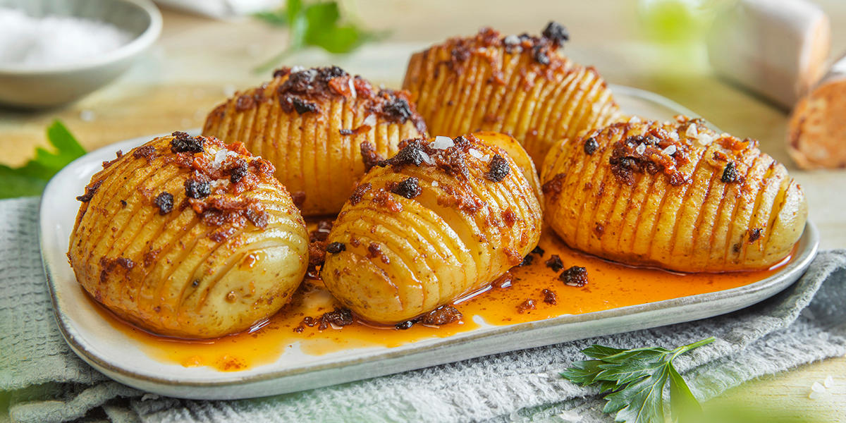 Imponer med hasselbackpoteter på grillen