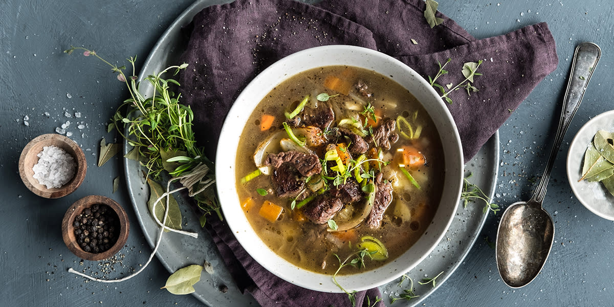 Langtidskokt kjøttsuppe med deilige smaker