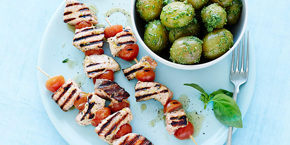 Grillede laksespyd med poteter og pesto 