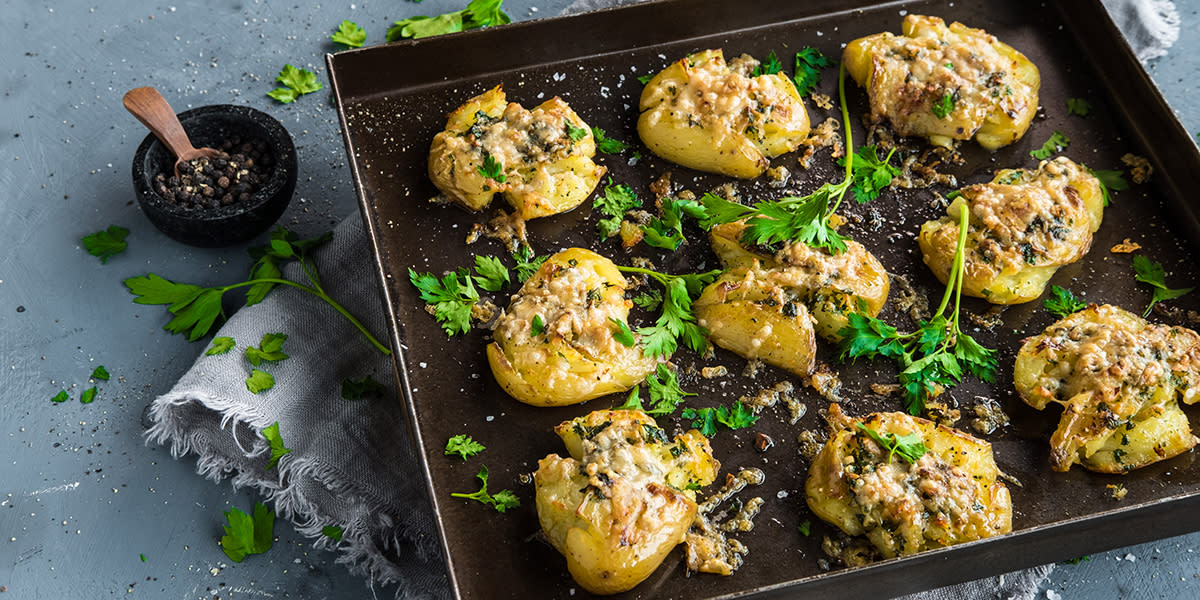 Knuste poteter med hvitløkssmør og parmesan