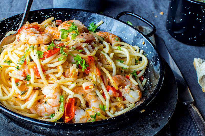 Spagetti med scampi, tomat og hvitløk