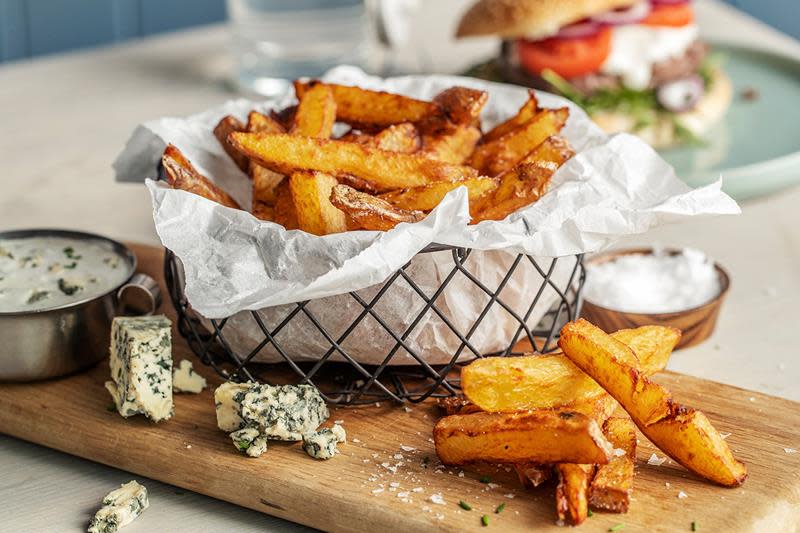 Sprø pommes frites med blåmuggostdressing