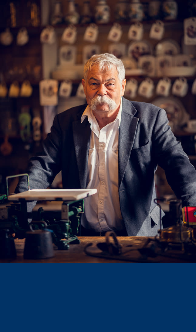 Mann står i samvirkemuseet