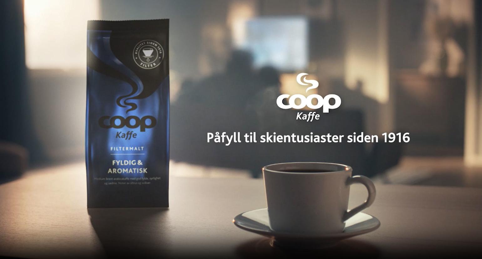 En pose med Coop Kaffe ved siden av en kaffekopp, med teksten Påfyll til skientusiaster siden 1916 over.